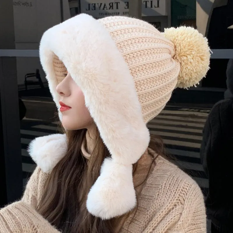 BERETS HT3950 FAUX FUR HAT WOMEN FACK暖かい冬のかわいいポンポン編みビーニーレディウインドプルーフイヤーフラップキャップビーニー