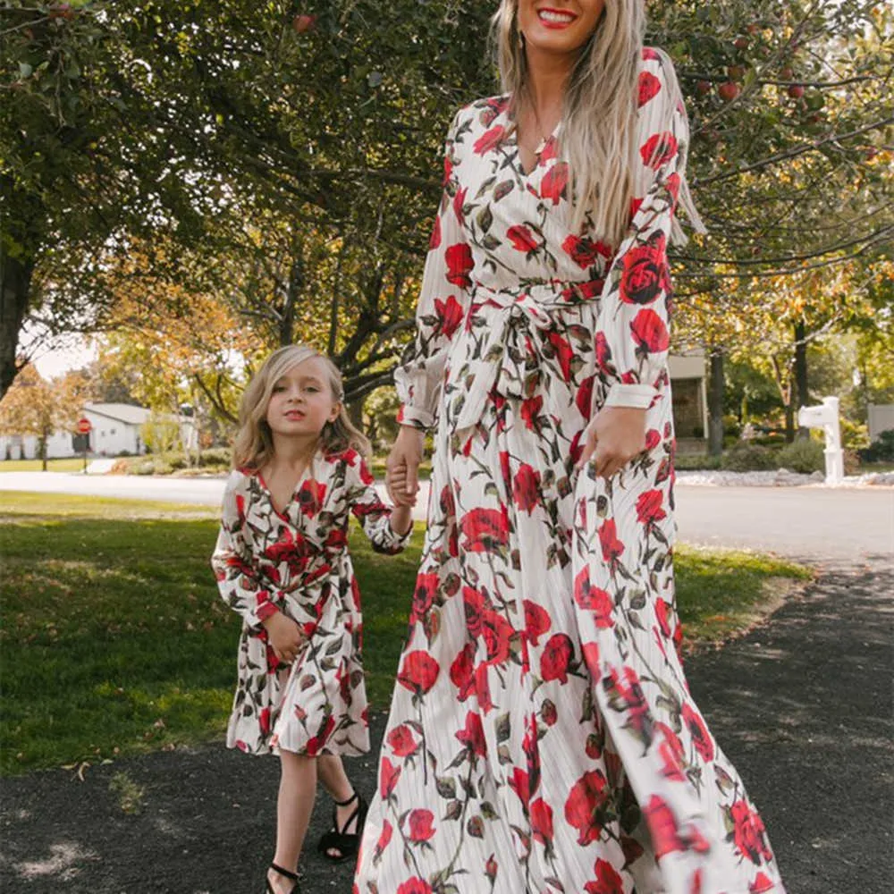 Holiday Dress Strap High Waist Slim Family Parent-Barn Wear 2021 Sommar Mode Bomull Tryckt Lång Mamma Och Dotter Klänning Q0716