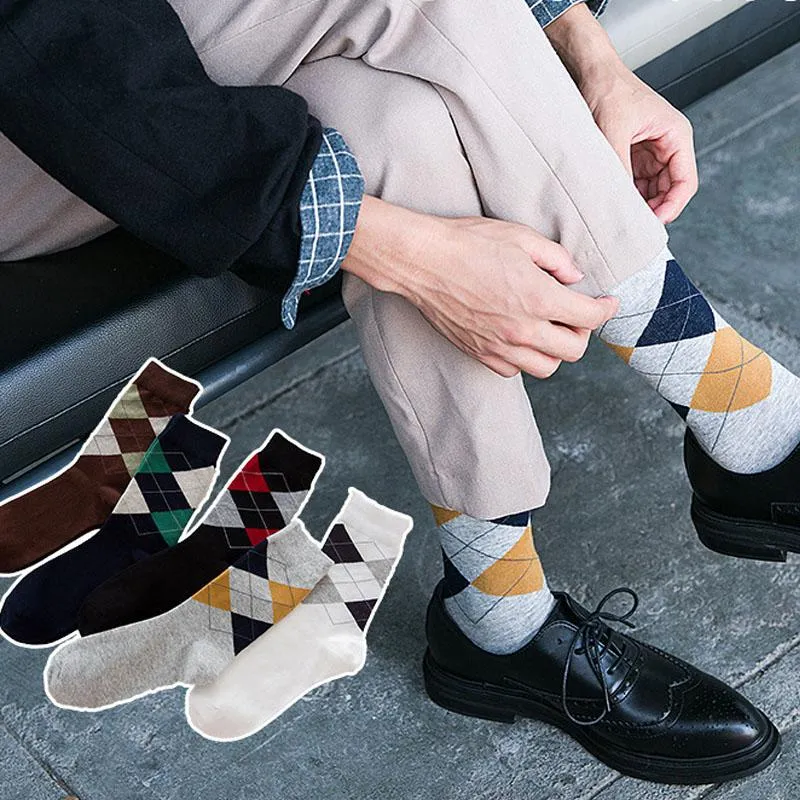 Meias masculinas 1Pair Rhombus Pattern Cotton College Style Sock confortável para o homem Mantenha quente Mid Tube Autumn Winter Recomendicmen's