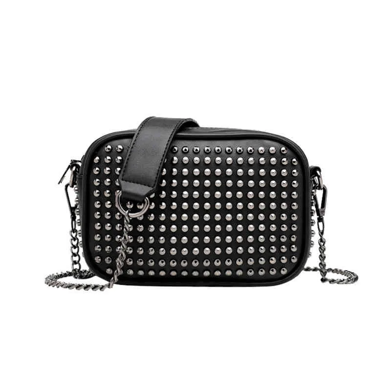 Axelväskor Högkvalitativ handväska Designer Girls Punk Black Street Style Clinker PU Läder Crossbody Bag Women Clutch Purse 220119