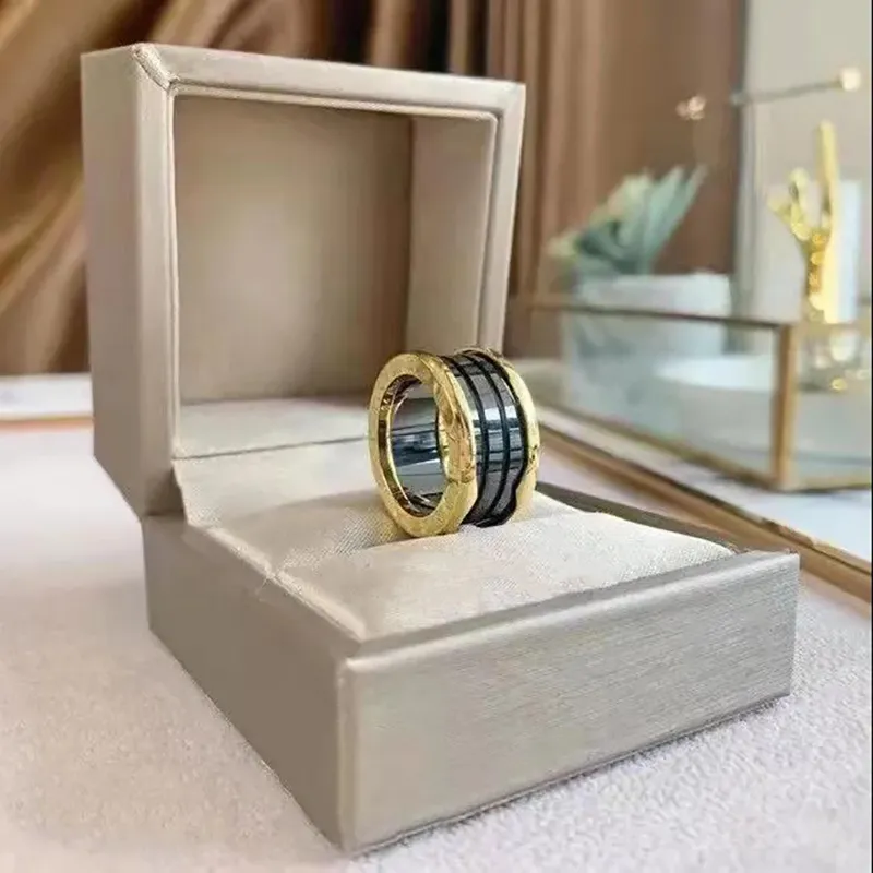 Rose Gold Spring Pressable Ring Svart och vit Band Ringar Keramisk Dubbel Par Ring High-end Kvalitet Elektroplåt Nyankomst Förlovning Strand bra