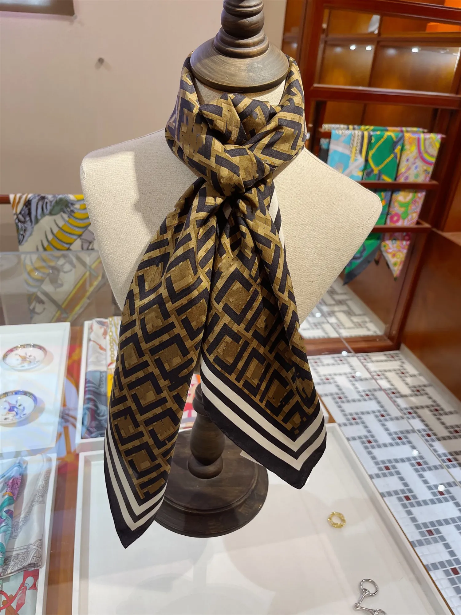 Nouvelle Arrivée Designer Petites Femmes Foulards De Luxe Foulard En Soie Lettres Imprimer Châle De Soie Accessoires De Mode Femme Foulard Taille 90x90cm