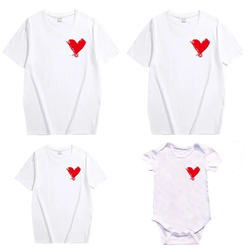 Mommy and Me Clothes Father Son Mother Daughter Matching Family Outfits T shirt Mom Kids Baby Girls Soft Cotton Heart Print Tops 210417