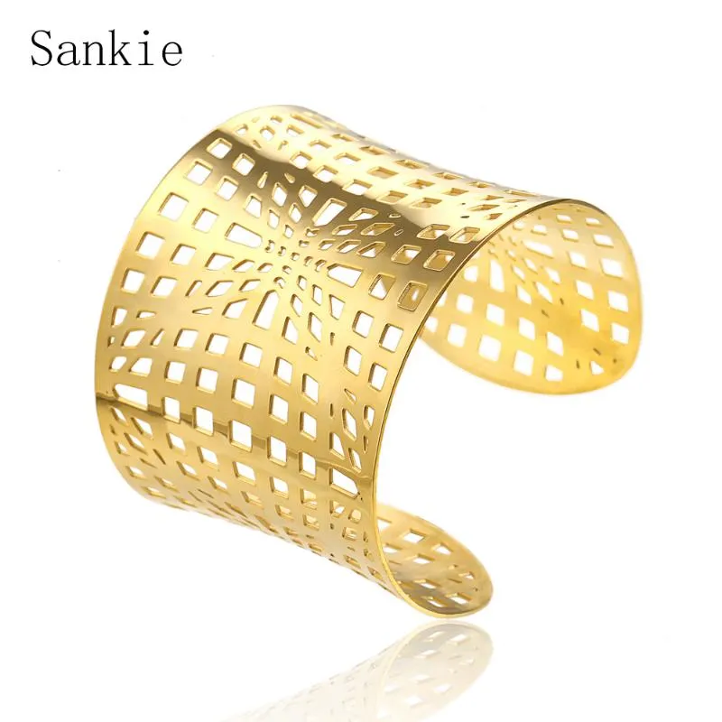 Sankie واسعة الكفة أساور أساور للنساء المقاوم للصدأ الأزياء والمجوهرات الذهب اللون هندسية جوفاء الإسورة سوار