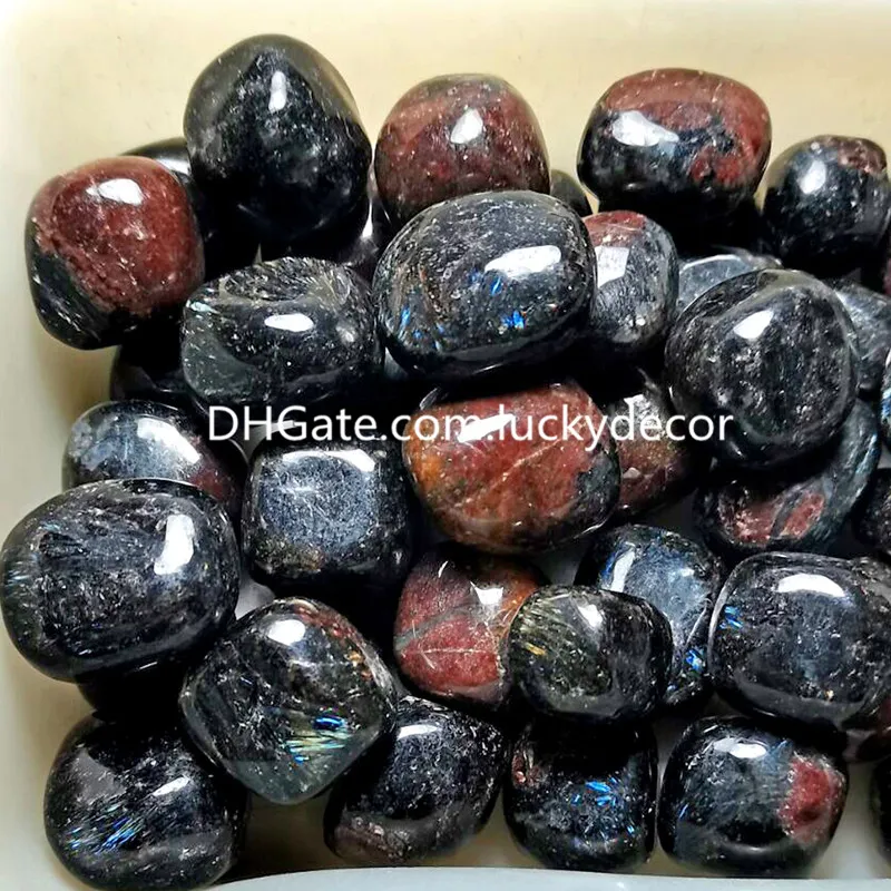 Garnet em Flashy Arfvedsonite Crystal Rocks Tumbled Stones Artesanato Polido 20-30mm Irreuglar Natural Fogos-de-artifício Gemstone Potência Pessoal Astrophyllite Stone 1000g