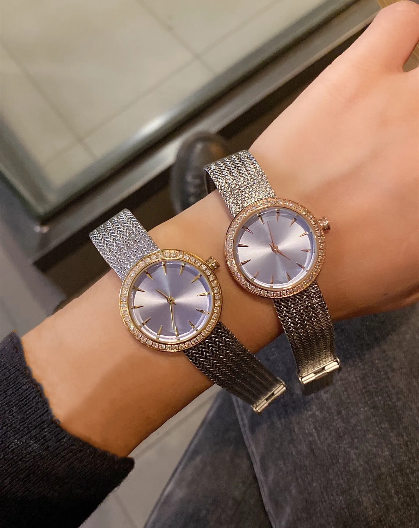 28mm女性の幾何学的なメッシュベルト時計カジュアルラインストーンクォーツ腕時計メスステンレス鋼磁気バックルブレスレット
