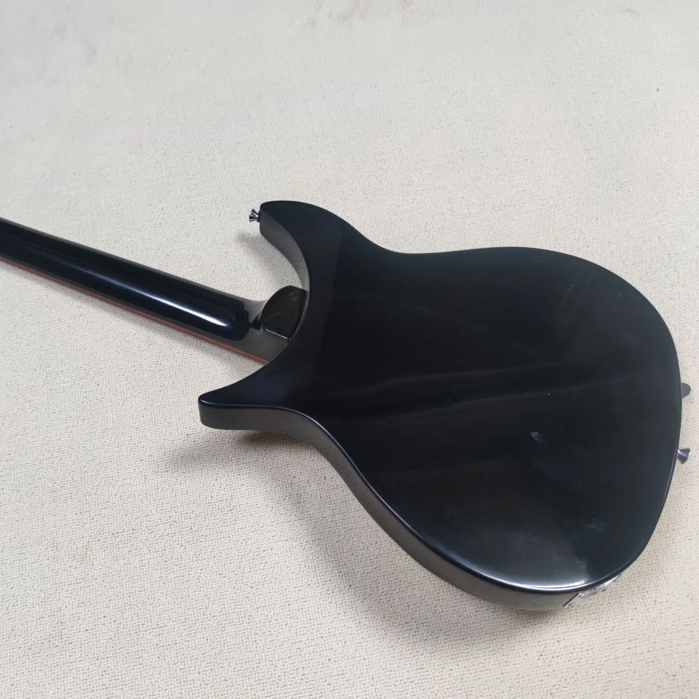 3つのミニハムバッカーピックアップを備えたエレクトリック