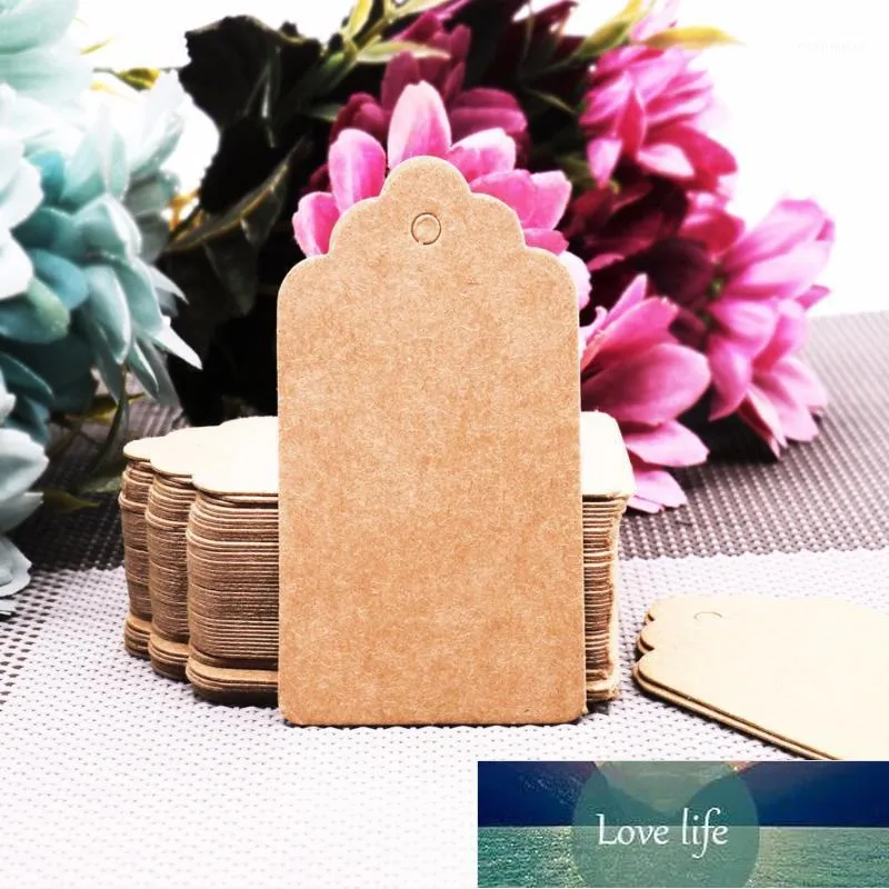 Hälsningskort 100pcs / lot DIY Kraft Paper Taggar Scalloped Rectangle Christmas Wedding Favor Party Presentkort Etikett Blank Bagage 3 Colors1 Fabrikspris Expert