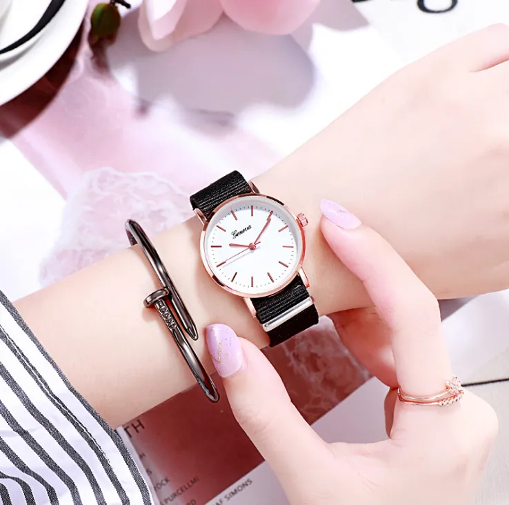 화려한 나일론 벨트 석영 운동 시계 여성 단순한 신선한 여자 시계 아날로그 클래식 여성 손목 시계