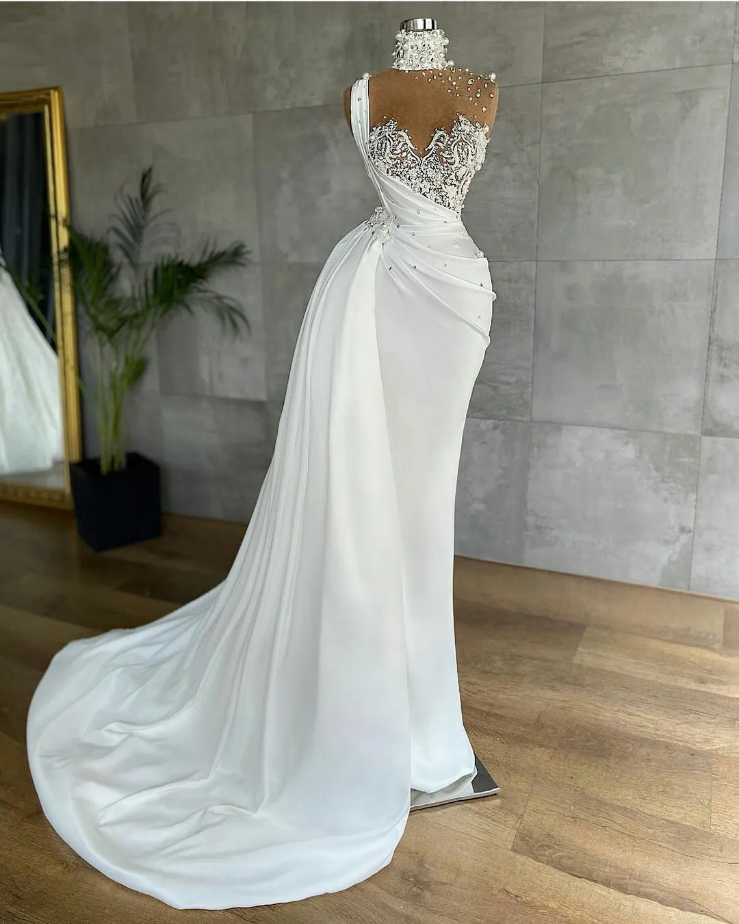 2021 Vit Satin Evening Klänningar för Kvinnor Beaded High Split Mermaid Prom Party Gowns Lång Wrap Formell Robe de Soirée