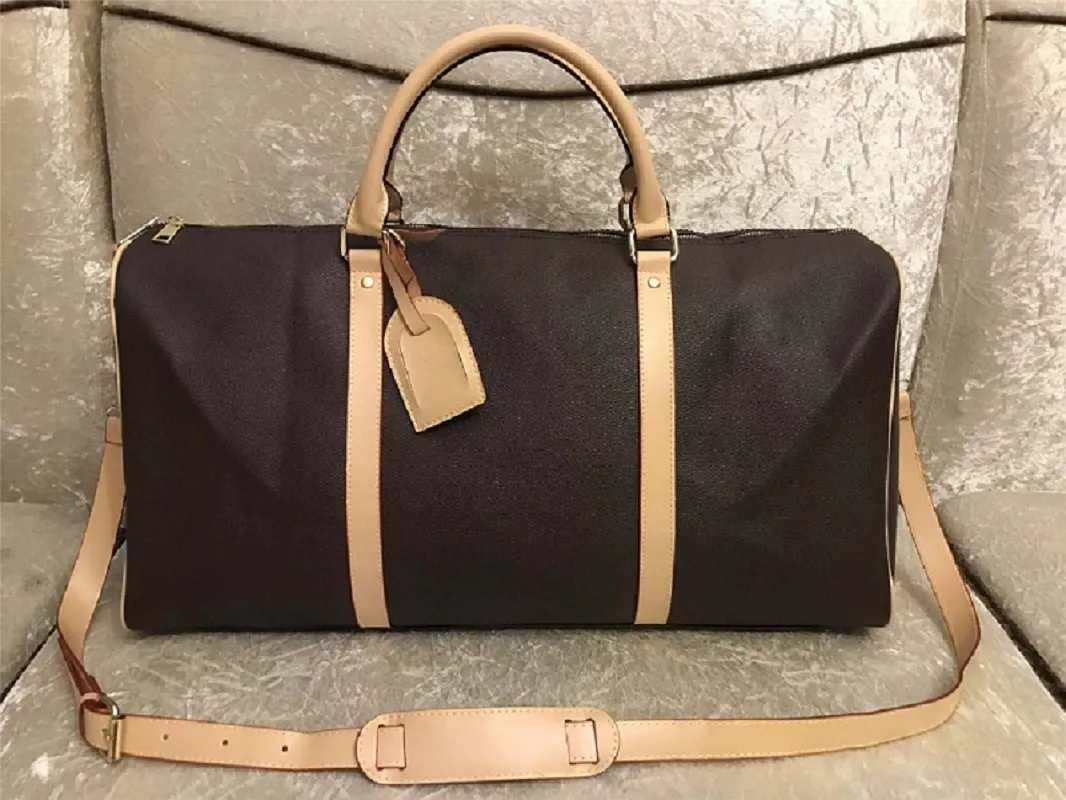 Män duffla väskor kvinna läder bagage lyx designer handväskor stor kapacitet sport resa satchel väska 55cm totes