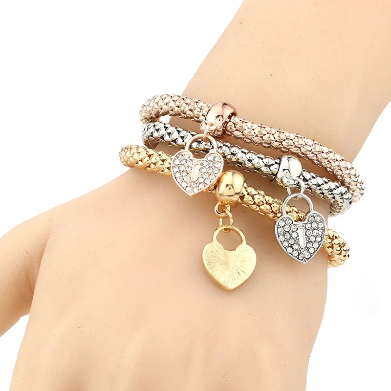 Bracelet en alliage pour fille tricolore serti de bracelets à pendentif papillon en diamant avec chaîne de maïs soufflé extensible pour cadeaux de Noël et de Thanksgiving