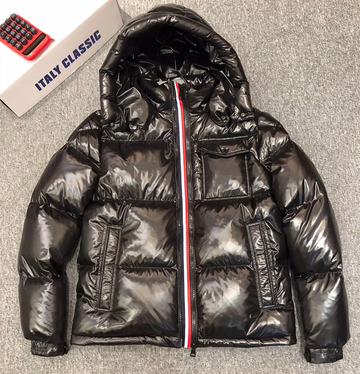 Män Nylon dunjacka Shiny Laque Full Rib ärm Modedesigner Gentleman Borttagen Huva Welt Ficka Dragkedja Snap Warm Coat