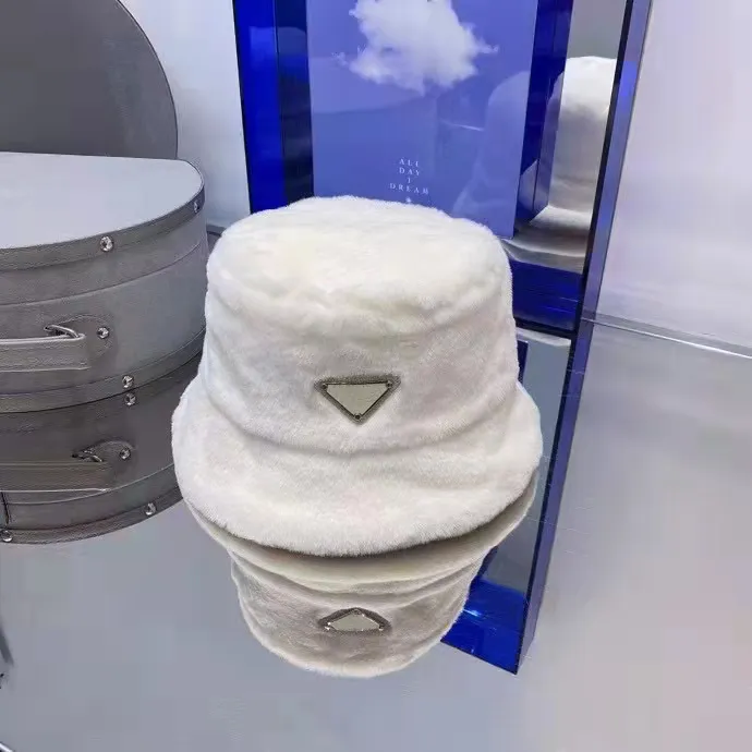 Stingy Brim Hats Designer Kvinnor Män monterade hatt Fashion Small Brim Rabbit Plush Warm Casual Winter Sand Flat Top Hat Geometric Letters 4 Valfritt
