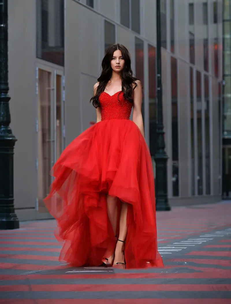 Robes De Soirée Rouges Courtes Devant Long Dos 2022 Femmes Haut Bas Robes De Soirée Formelles Jupe À Volants Vestidos De Gala Simple Chérie Sequin Cristal Perlé Robe De Bal