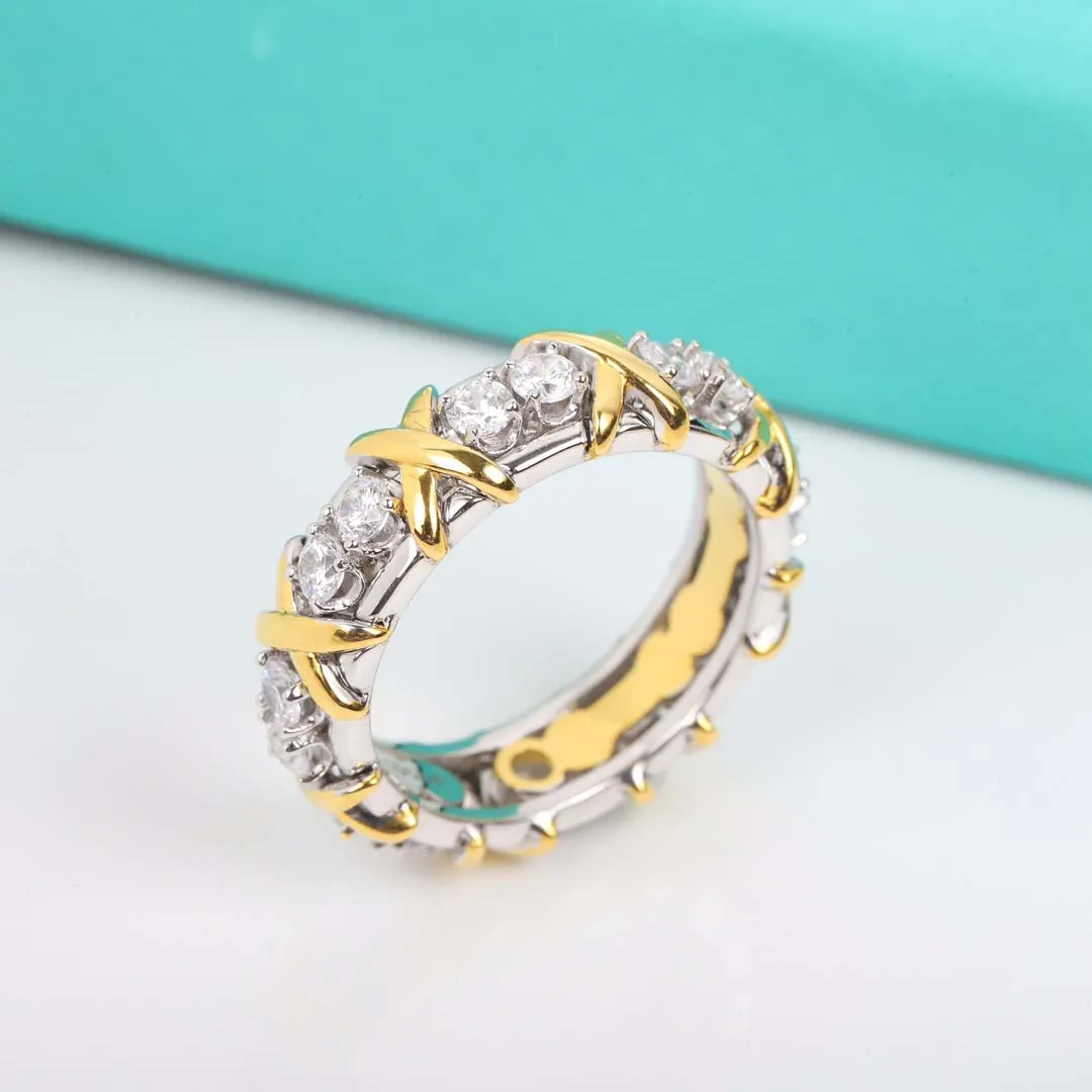 Anello di design di lusso per coppie Anello boutique di fascino alla moda tempestato di diamanti Anelli gioielli regalo di alta qualità per uomini e donne go3990445