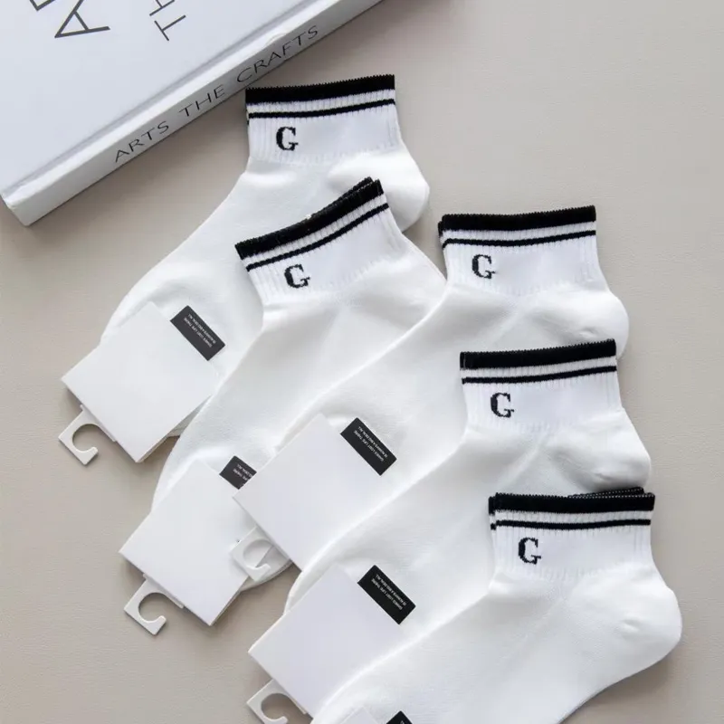 Frauen Männer Brief Baumwolle Socken Schwarz Weiß Casual Atmungsaktive Söckchen mit Etikett Geschenk für Liebe Freund Großhandelspreis