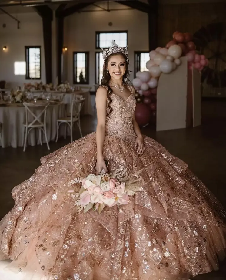 Seksowne różowe złoto błyszczące świecące pełne koronkowe suknie quinceanera suknia balowa kochanie kryształowe koraliki gorset z falbankami na plecach warstwowe słodkie 16 bal na imprezę suknie wieczorowe