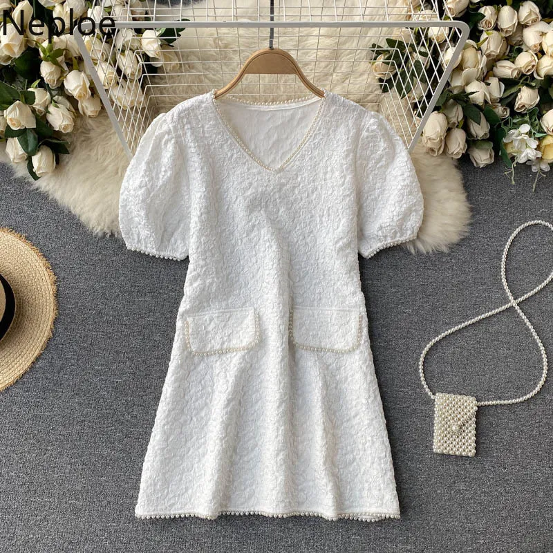 NEPLOE KVINNOR Elegant Koreansk klänning Tung Beading V Neck Puff Kortärmad A-Line Mini Dresses Sommar High Street White Vestidos 210422