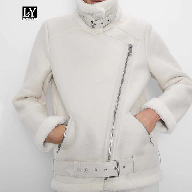 Ly Varey Lin女性ベージュの毛皮のフェイクレザージャケットコートベルトの厚い暖かい子羊の特大のアウトウェア210526