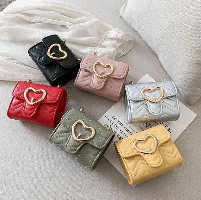 Flickor Metal Brev Handväska Barnmynt Purses Love Heart Quilted Chain Bags Lady Style Children PU Läder Singel-axelväska