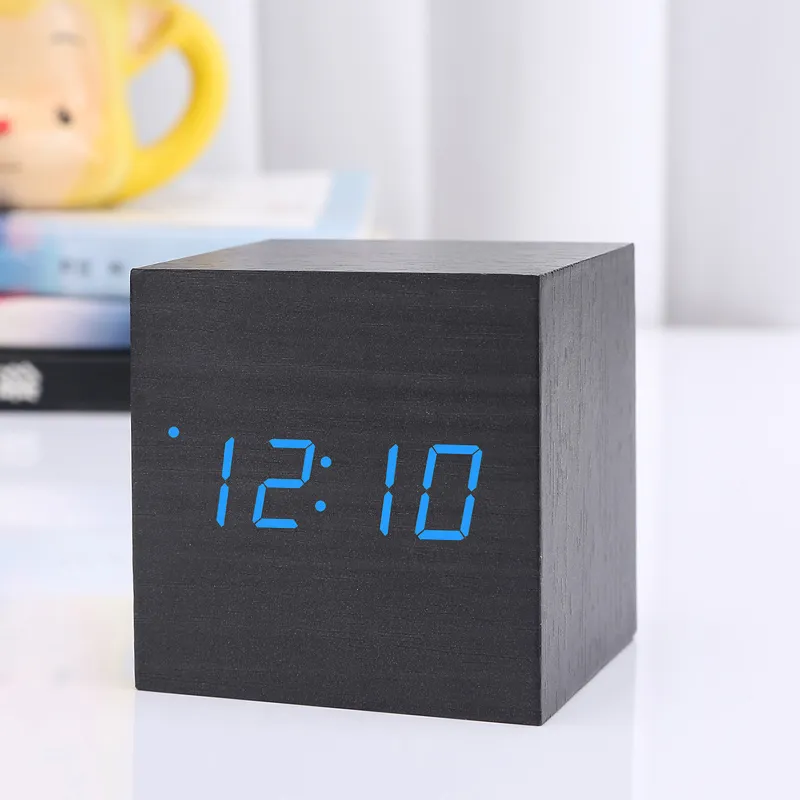 新しい資格のあるデジタル木製のLED目覚まし時計の木製レトロなグロー時計デスクトップテーブルの装飾スヌーズ機能デスクツール2021ホット