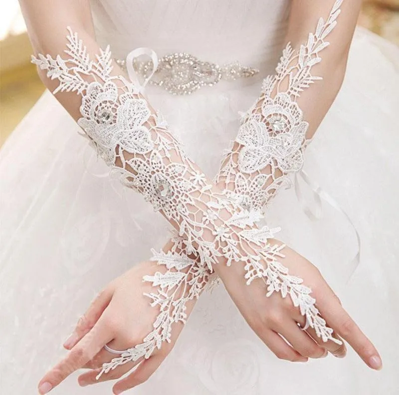 Gants de mariée Luxury Blanc Longueur Longueur Lace sans doigt Mariage long avec gants de cristaux