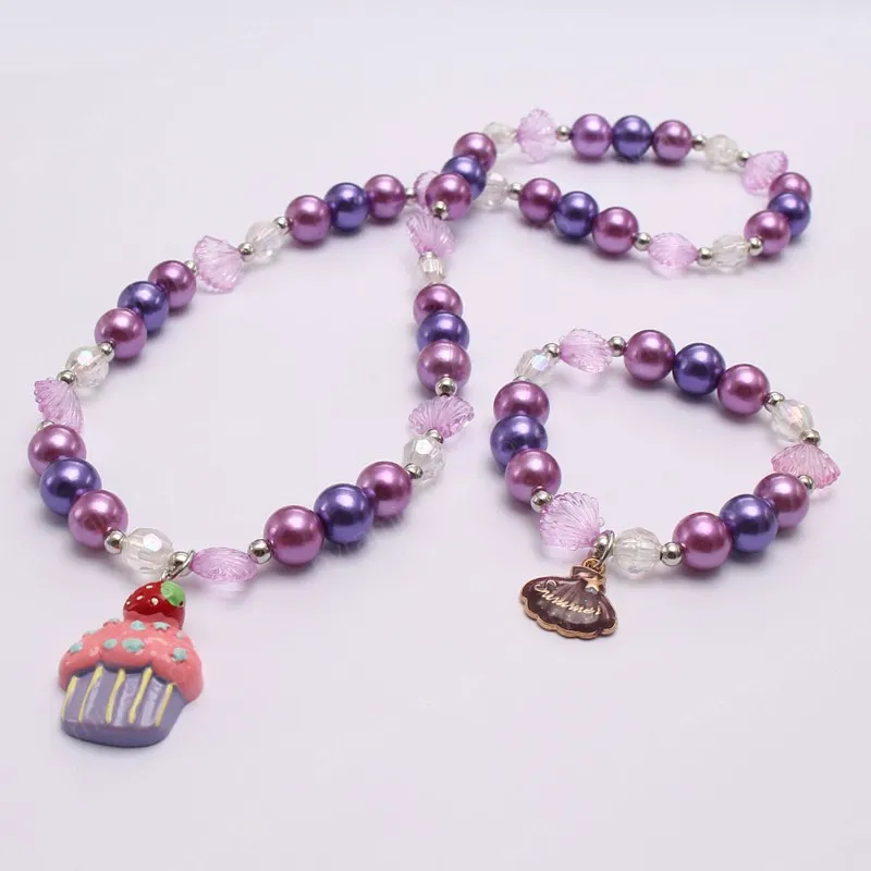 Set di gioielli elastici con perline viola con collana di moda con pendente a forma di torta/conchiglia per ragazze Regali per bambini