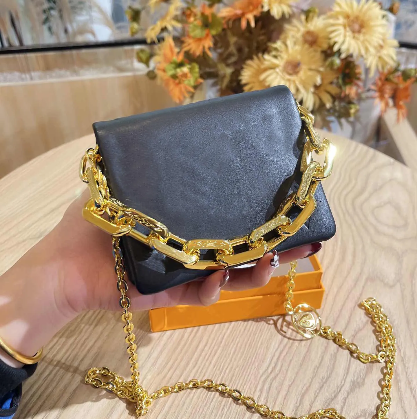 22ss luxury women`s clutch bags Mini designer handbag fashion classic embossed chain cross body high quality single shoulder bag shoulders strap detachable