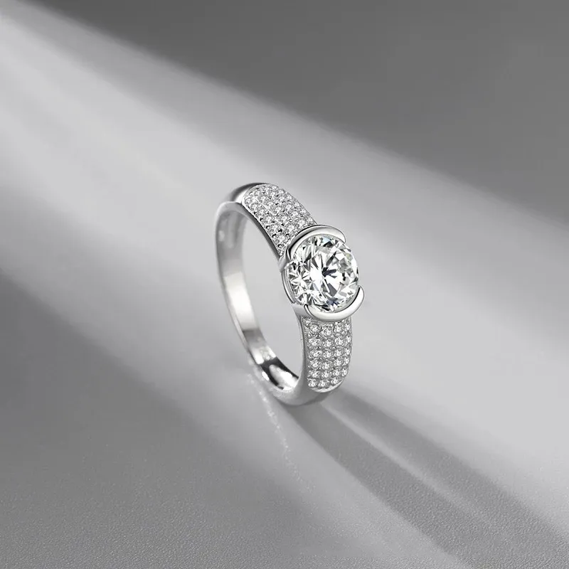 Neue kreative S925 Silber-überzogene Platin-überzogene Simulation Moissanite Einfache Mode Weibliche Engagement Hochzeit Diamant Ring Geschenk