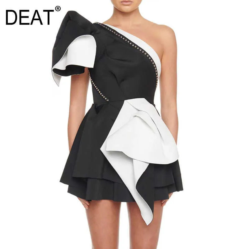 [DEAT] Sexy Strapless Off Shoulder One Sleeve Irregular Black And White Contrast Rivet Dress Women Spring Summer 210527