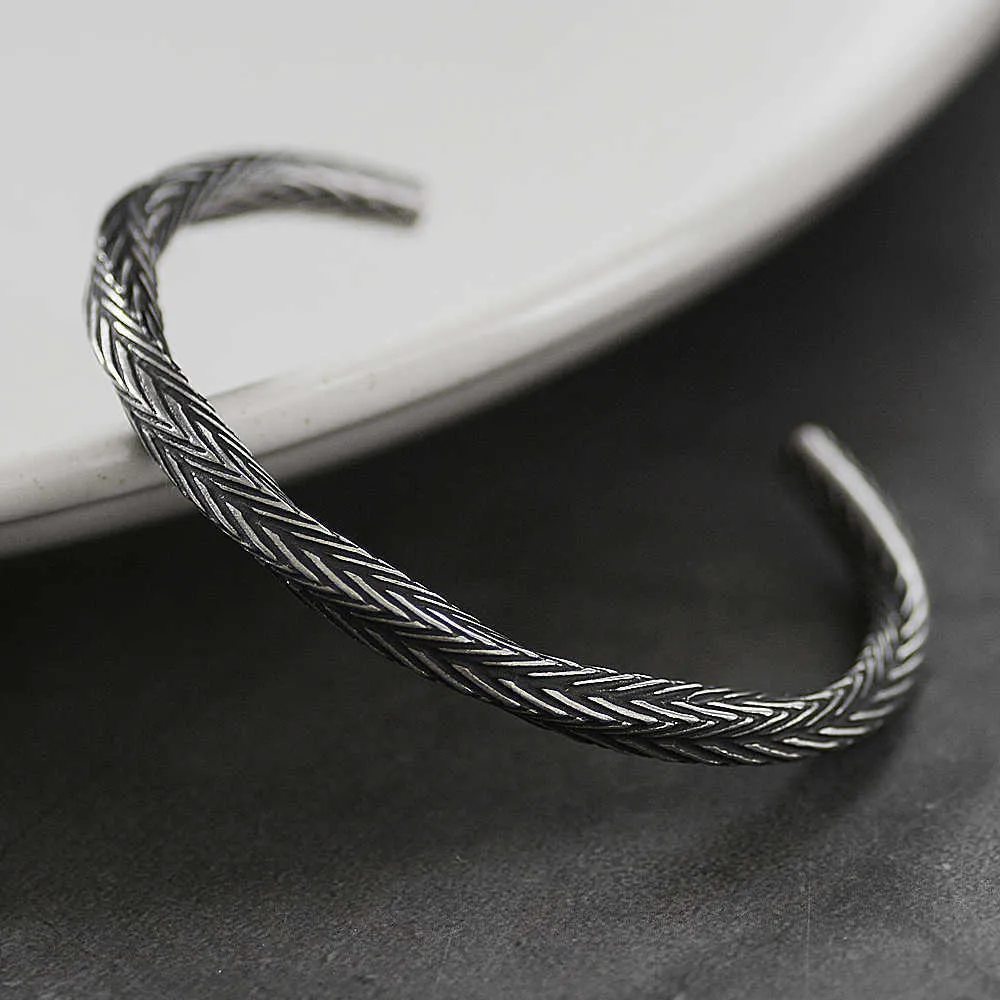 Män Twist Vintage Viking Bangles Retro Silver Färg Titanium Stål Punk Armband Öppna Manschett Armband Män Present Pulseira Masculina Q0717