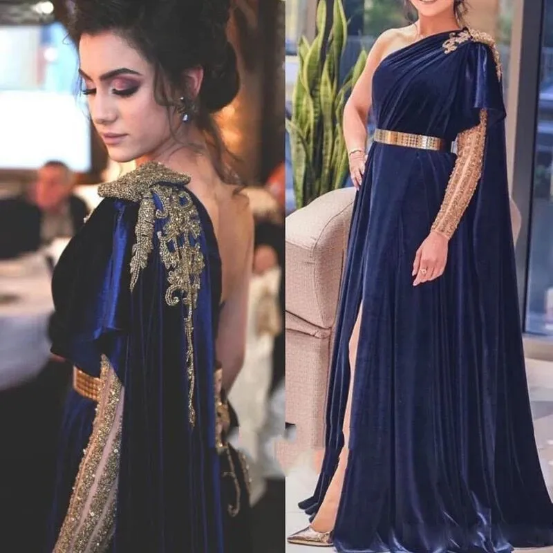 Royal Blue Velvet Prom Dresses met Cape Lange Mouwen Goud Beaded Crystal Kaftan Caftan Arabisch Dubai Avondjurk Draag