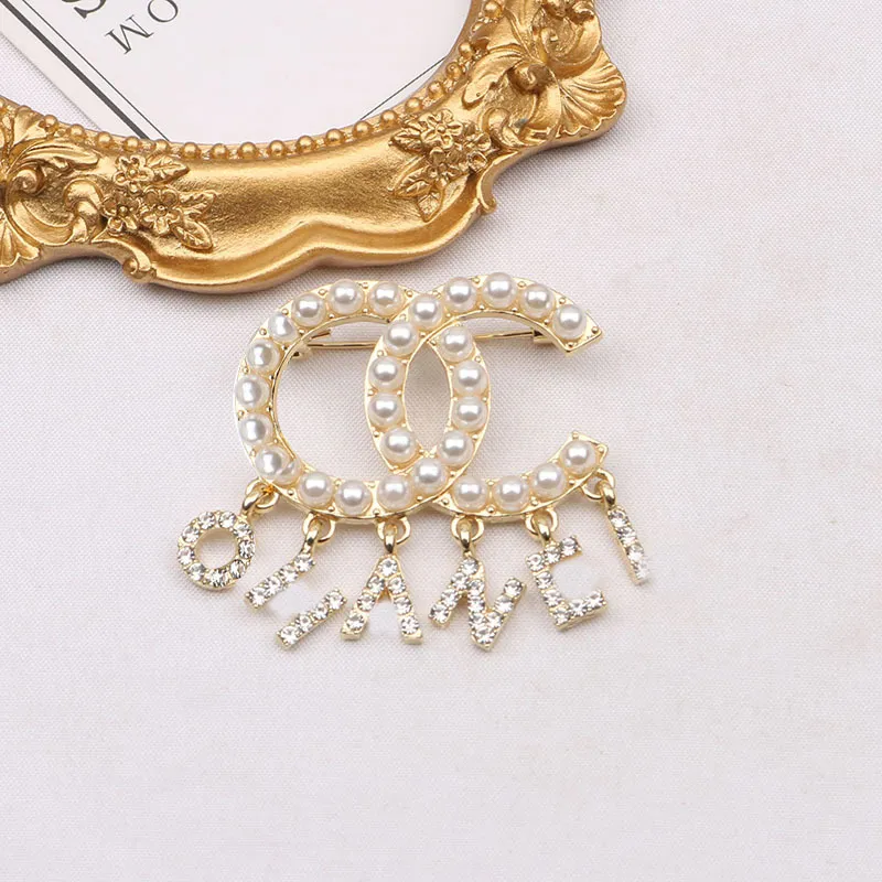 Luxury Brand Designer Tassel Letter Pins Brooches Famous Women Gold Silver Crysatl Pearl Rhinestone Cape Buckle Brooch Suit Pin Wedding Party Jewerlry Accessories