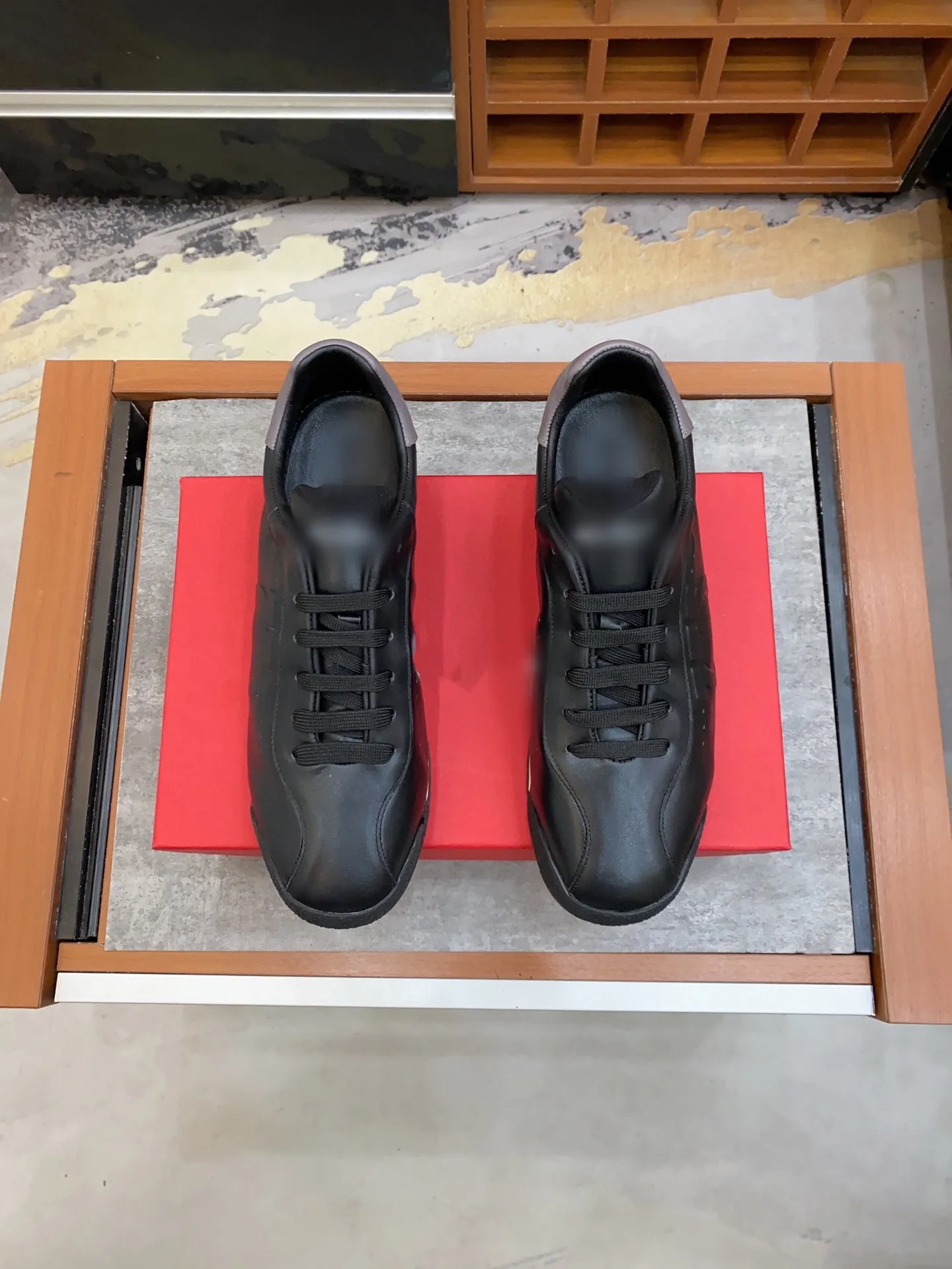 Cool Mens Designer Shoes Matte Logo Luxury Fashion Black White Men