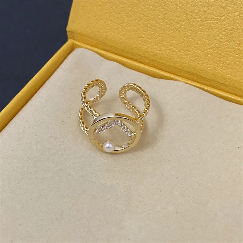 Anillos de diamantes de lujo de moda con piedras laterales Anillo de diseñador de marca de gama alta para mujer Día de San Valentín para mujer Joyería versátil social de alta calidad