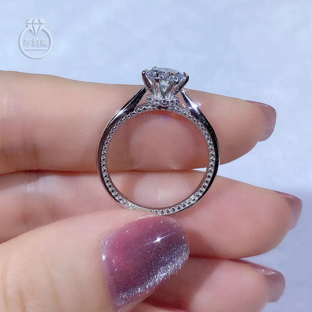 Diamante de Moissanite inteiro 925 Anel de noivado de prata Corte redondo clássico para o presente de casamento das mulheres Tamanho 6.5mm 1.0