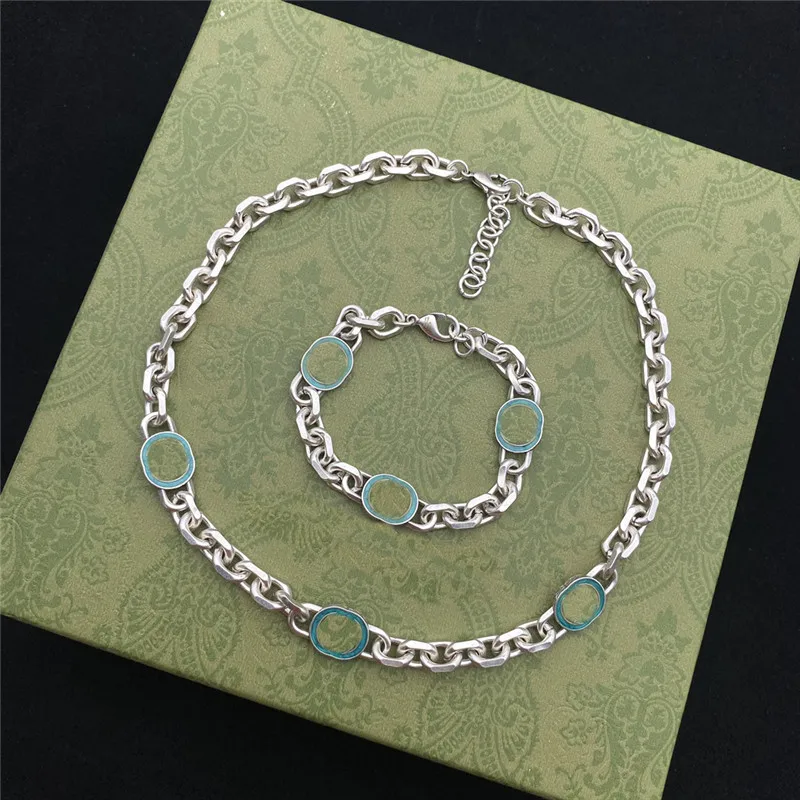 Stilvolle Designer Emaille Armband Halskette Set Doppelbuchstaben Kette Armbänder mit Briefmarken Frauen Schmucksets