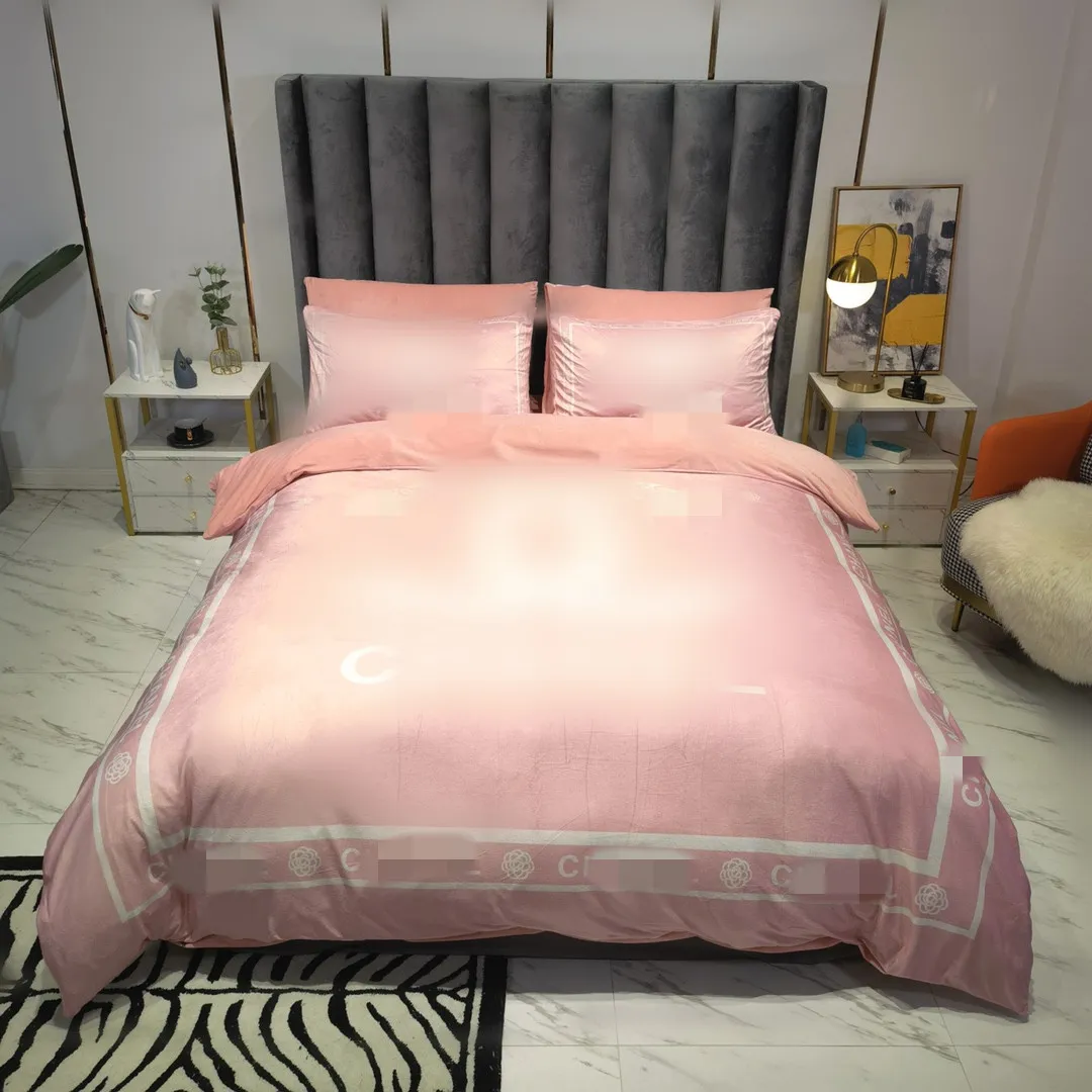 Set di biancheria da letto rosa di design alla moda, lenzuolo invernale in velluto, lettera stampata, copripiumino, federe, set copripiumino di design queen size di alta qualità