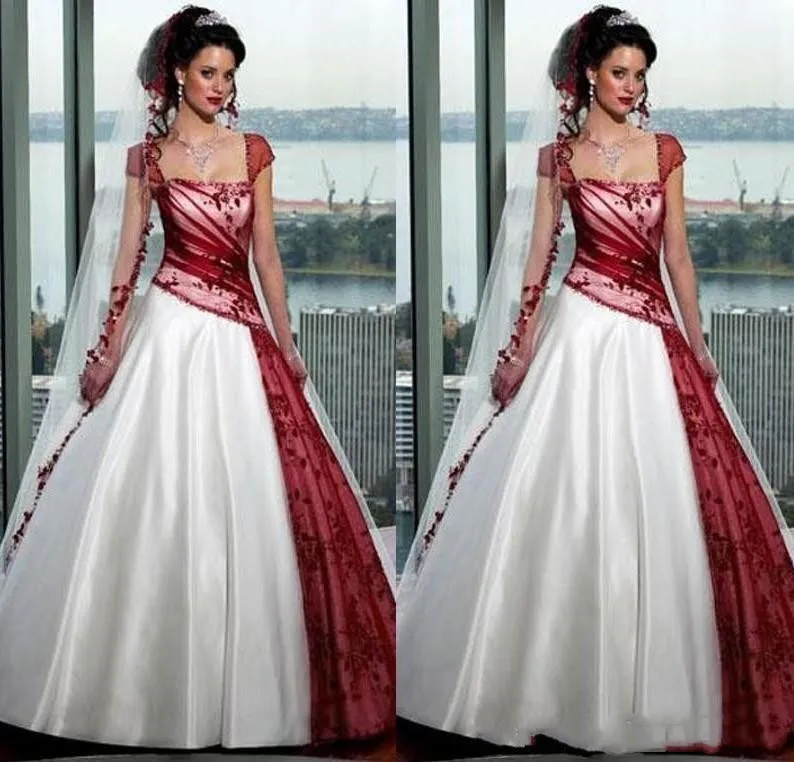 Abiti da sposa gotici vintage bordeaux e bianchi Abiti da sposa Quadrato Autunno Manica corta Corsetto con lacci Taglie forti Abito da sposa con scollo a barchetta contiene veli senza pettine 2021