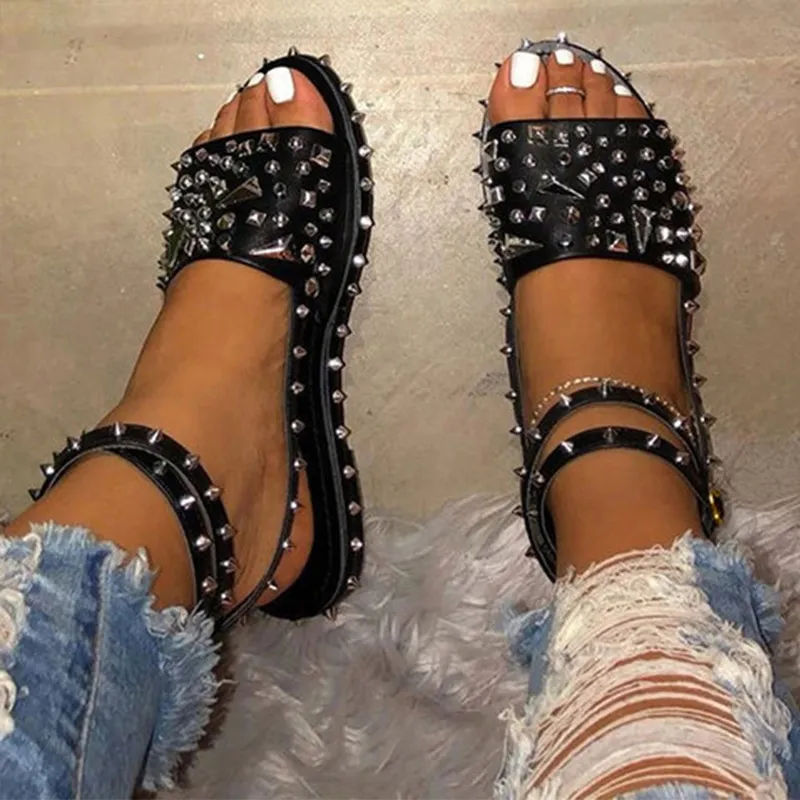 2020 neue Ankunft Frauen Wohnungen Sandalen Nieten Nieten Damen Sommer Punk Schuhe Schnalle Spikes Weibliche Gladiator Sandalen