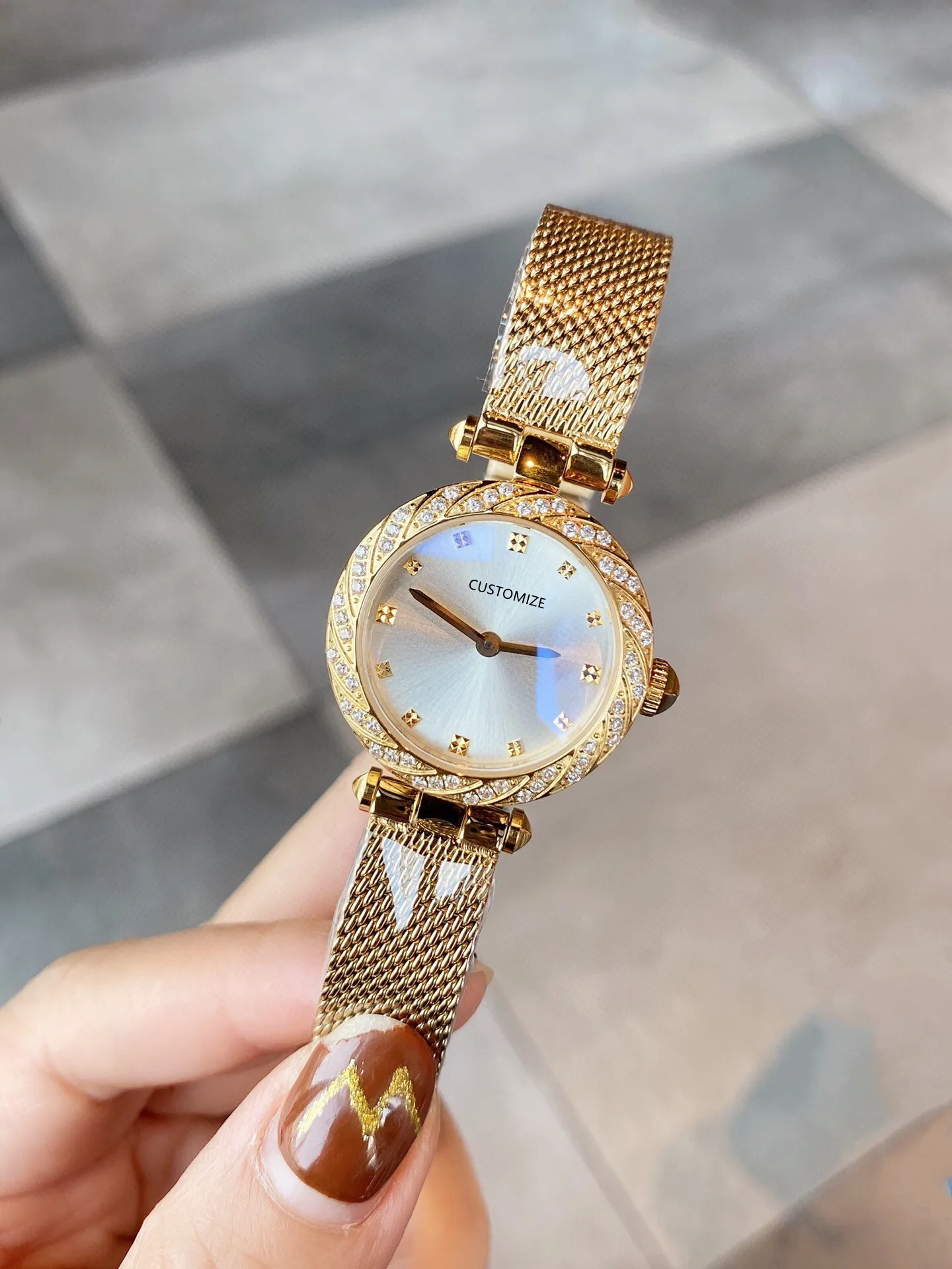 Nuevos relojes clásicos de malla de acero inoxidable para mujer, reloj de pulsera de cuarzo de Color dorado Simple para mujer, reloj con hebilla magnética de 28mm