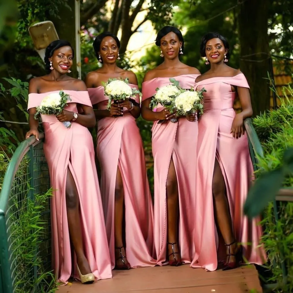 2021アフリカの黒人の女の子ピンクの花嫁介添人のドレスオフショルダースプリットフロント安い長編ガウンサテンジュニアブライドメイドドレス