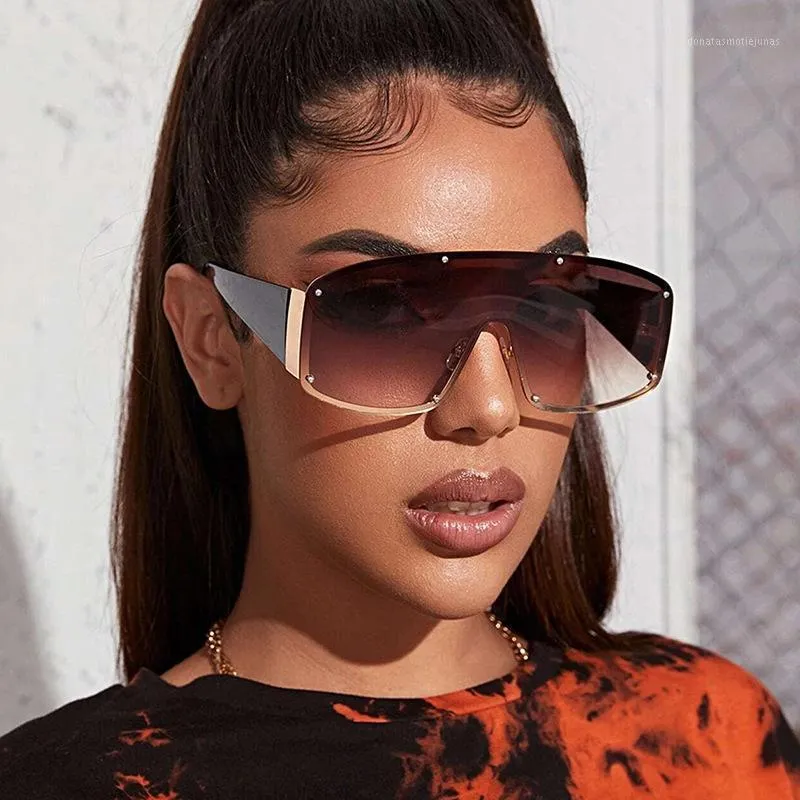 2021 Tendenza Punk Gotico Occhiali Da Sole Donne Rivetto Retro Occhiali Da Sole Della Signora Bulk Estate Viaggiare Stile Occhiali Da Sole Shades Per Le Donne UV400