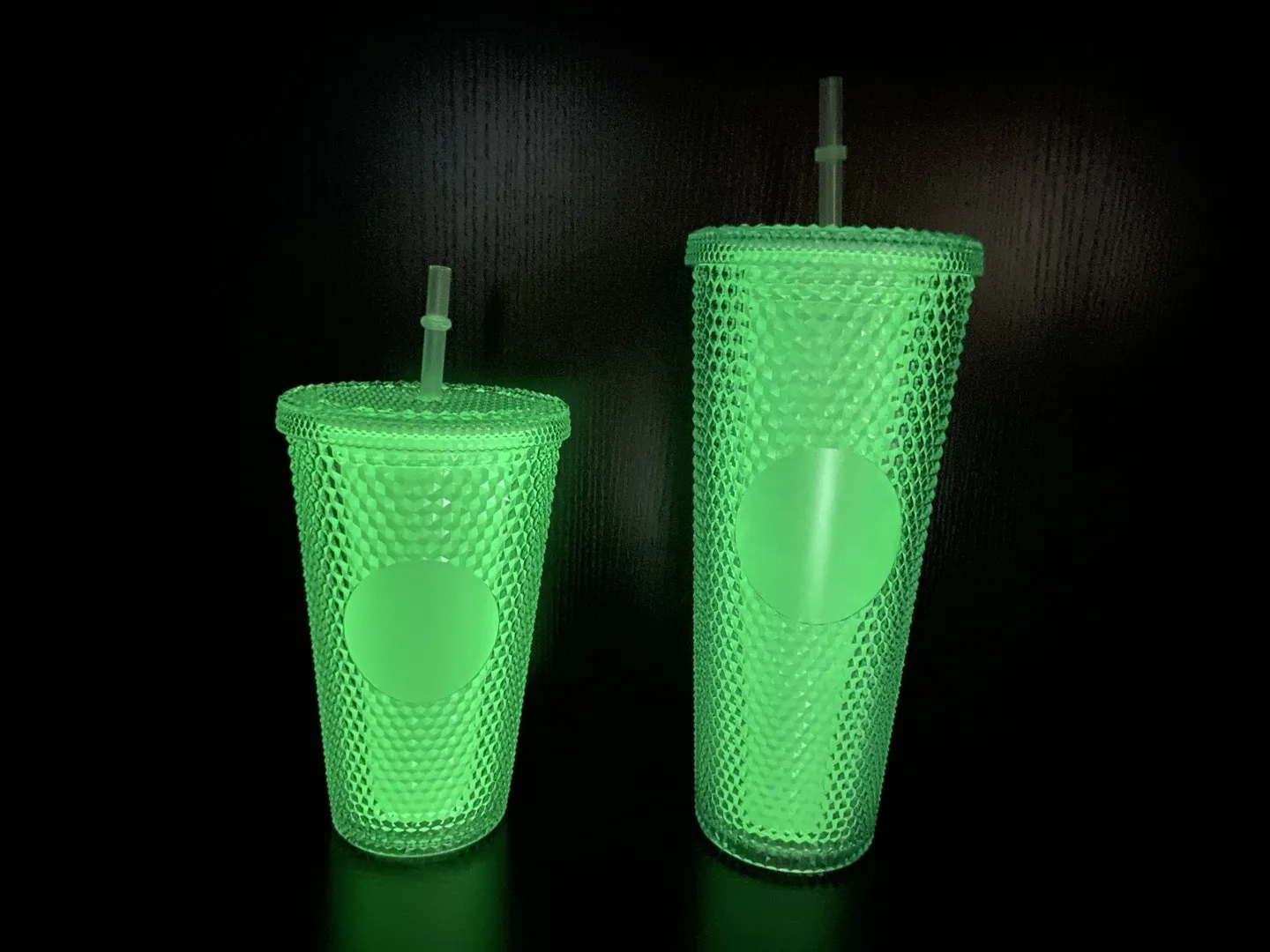 Glow in Dark Bicchieri per tazze fredde con borchie 24oz / 16OZ Bicchiere da caffè in plastica opaca a doppia parete con cannuccia LOGO personalizzato Accpet WLL1095
