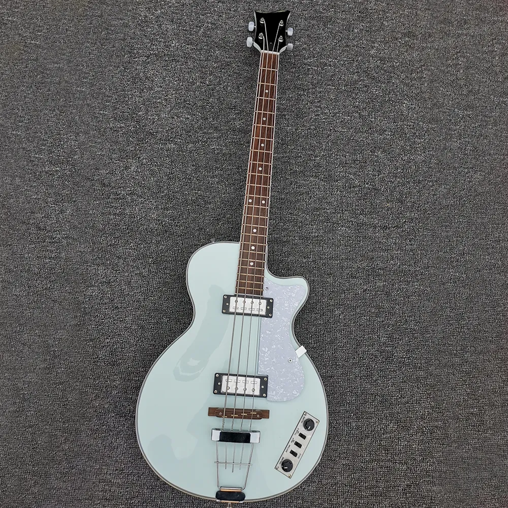 Nueva llegada de 4 cuerdas La guitarra eléctrica azul clara con la picilladora de pilares blancos, el fretboard de palisandro, se puede personalizar