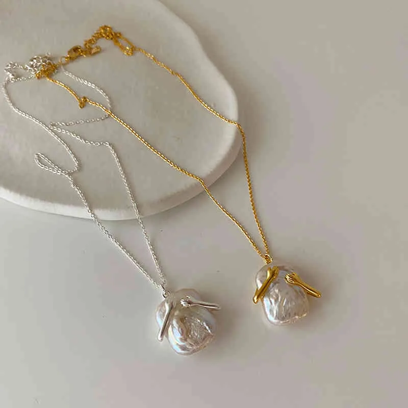 Geometryczne kreatywne ręce obejmujące płaskie perłowe naszyjnik prosty metalowy łańcuch obojczyki damskie mody trend biżuteria