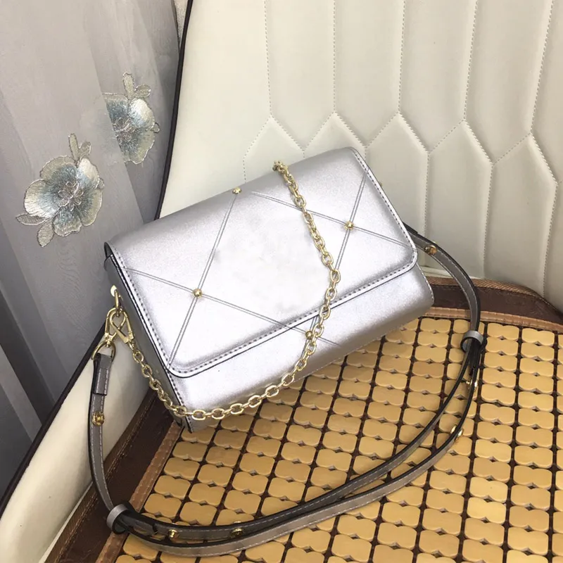 Damer rivet crossbody väska axel sling väskor tråd läder kedjor påse flap geometriska stud linjer cowhide handväska kvinnlig plånbok silver färg handväska