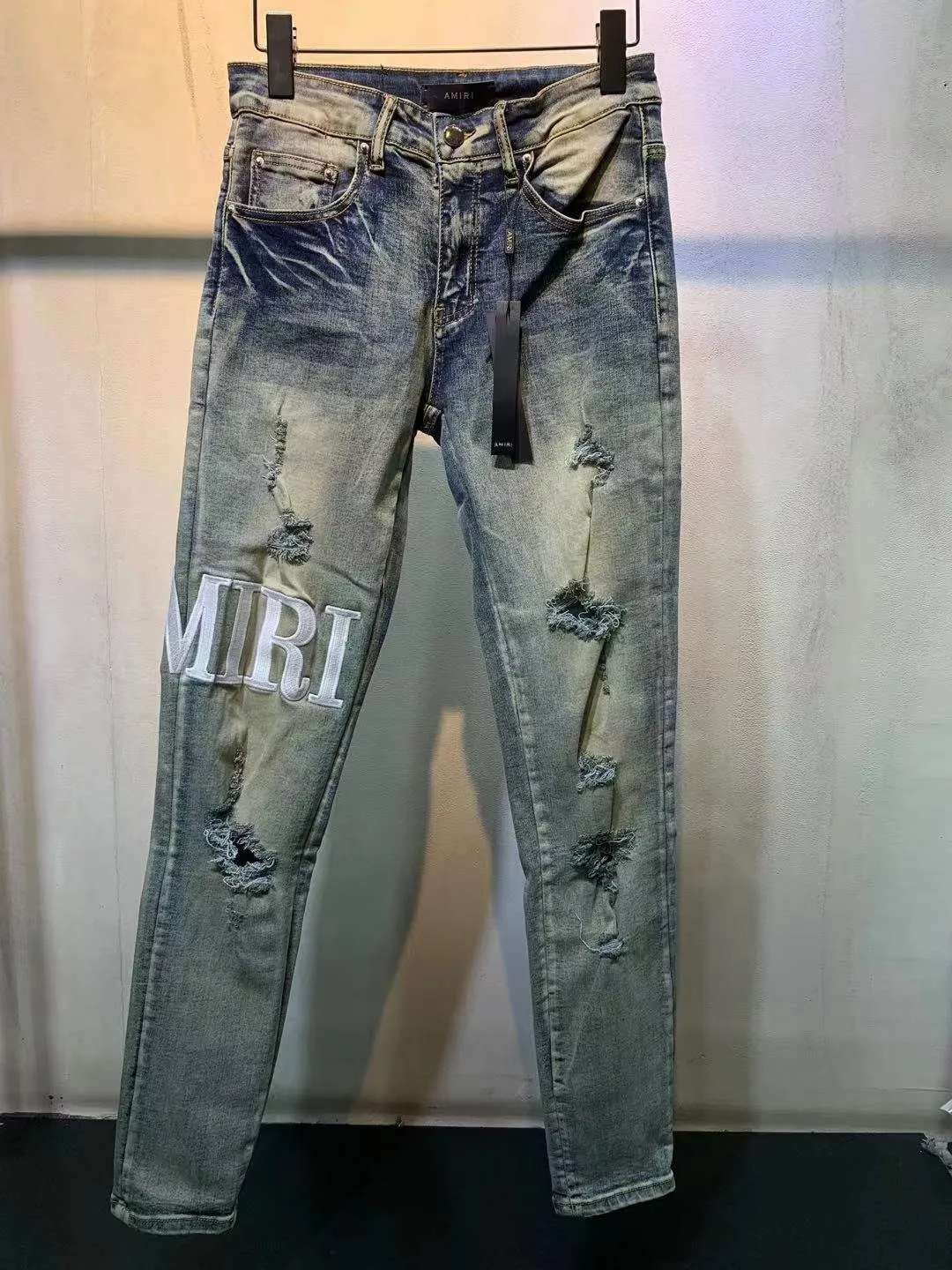 2021 Mens Designer Jeans Distressed Ripped Biker Slim Fit Motorcycle Denim para hombres Moda de calidad superior jean Mans Pantalones pour hommes jeans reales # 684