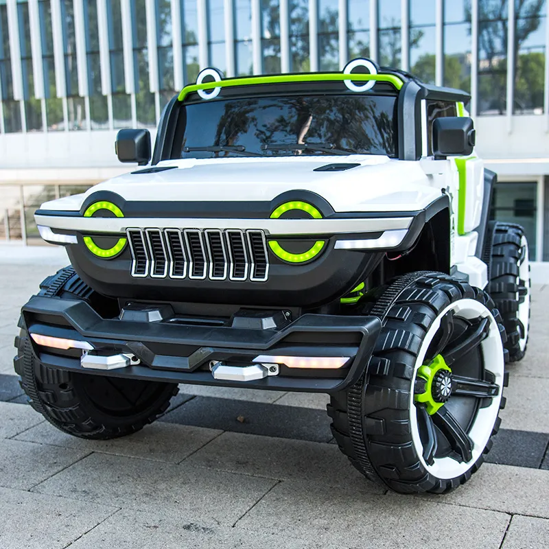 Garotinho Brincando Em Um Carro Off Road De Brinquedo Com Um